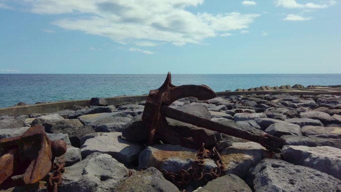 在葡萄牙亚速尔群岛圣米格尔岛的波沃阿索湾，锈迹斑斑的老锚在巨大的岩石上