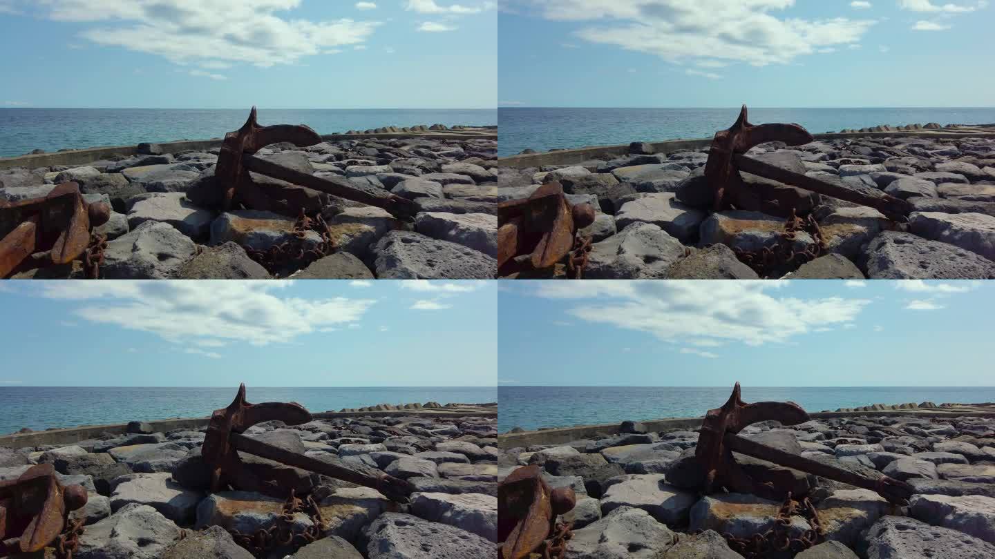 在葡萄牙亚速尔群岛圣米格尔岛的波沃阿索湾，锈迹斑斑的老锚在巨大的岩石上