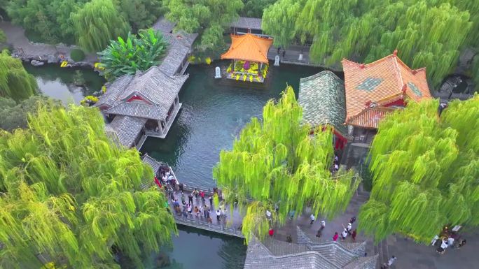喷涌而出的泉水，中国山东济南的趵突泉，航空摄影的趵突泉
