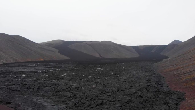 冰岛的fagradalsjall火山，黑色的熔岩场和灰色的斜坡。