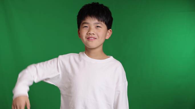 帅气的中国小男孩做手势加油打气8K实拍