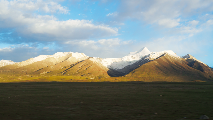 火车窗外高原山脉风景