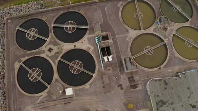 大型污水处理厂污水桶配有监控平台、天线