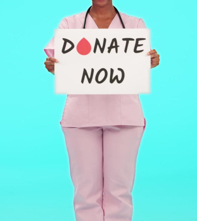 海报，献血和一个护士在蓝色背景的黑人妇女在工作室为医疗保健。画像上，医学志愿者与一位快乐的年轻女医学