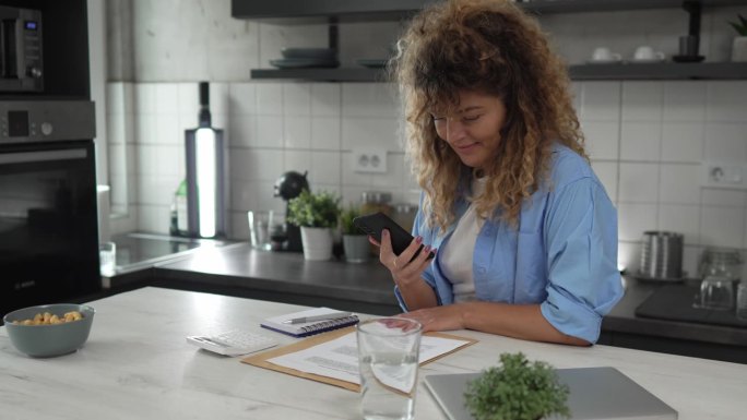 成年女性使用手机app应用接收短信邮件通知，在家网上银行或喜讯喜笑颜开