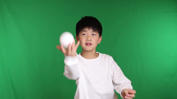 帅气的中国小男孩在玩垒球