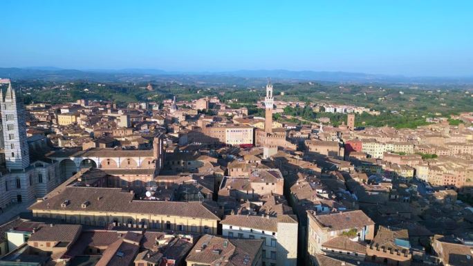 塔教堂平滑的空中俯瞰飞行
意大利托斯卡纳的中世纪小镇锡耶纳。提升无人机4k电影