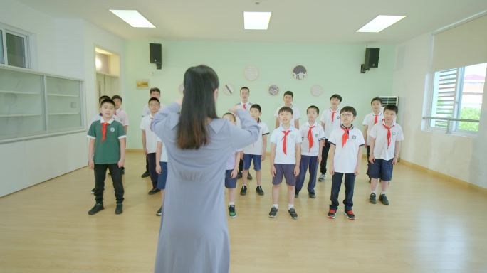 老师指挥学生唱歌