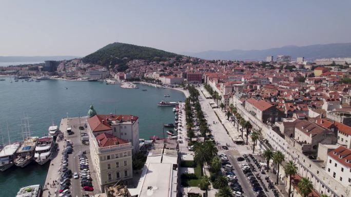 克罗地亚斯普利特:鸟瞰海港、海滨长廊和历史古城