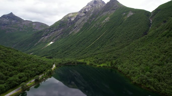 在挪威峡湾，清澈的湖泊与山脉的倒影