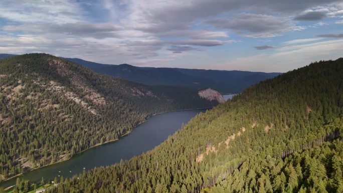 保罗湖:在原始湖泊和森林山脉上的无人机之旅