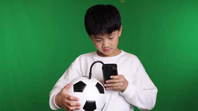 帅气的中国小男孩给足球打气