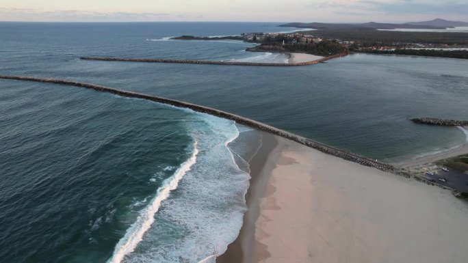 澳大利亚新南威尔士州日出时，伊卢卡海滩海岸线上的泡沫海浪。-天线盘