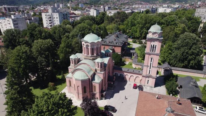波斯尼亚巴尼亚卢卡三位一体东正教教堂的宁静航拍