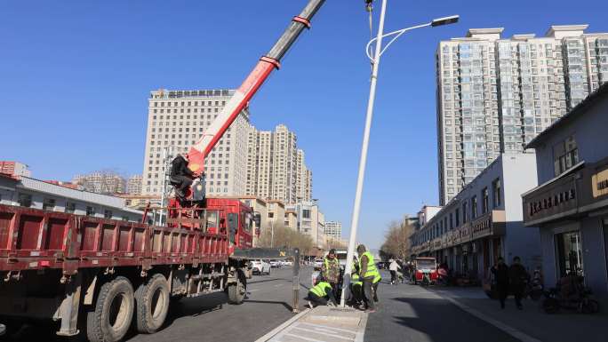 安装路灯 市政工程 工人 吊车 街道