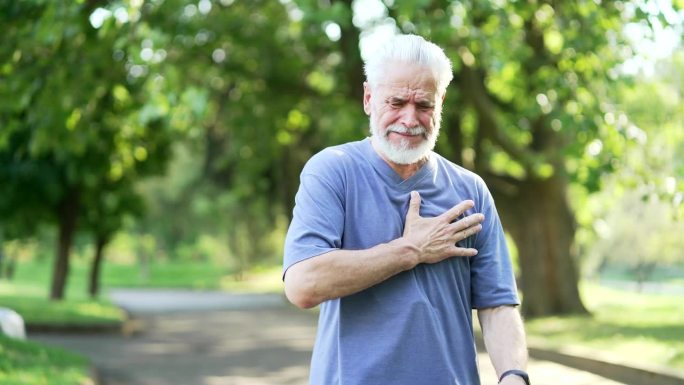 一位年长的、活跃的、灰头发、胡子的男子在跑步时心脏病发作