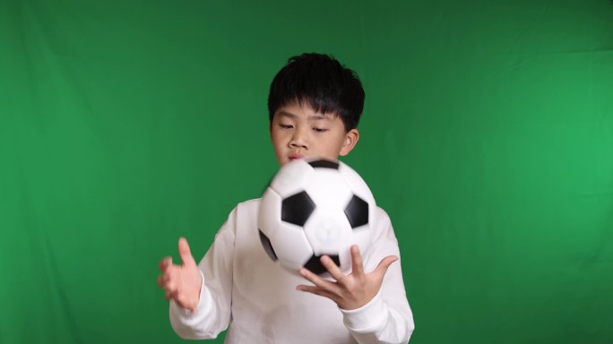 帅气的中国小男孩在玩足球慢镜头慢镜头