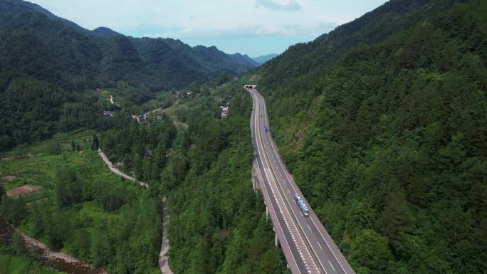 航拍川藏线318国道山谷道路交通车流