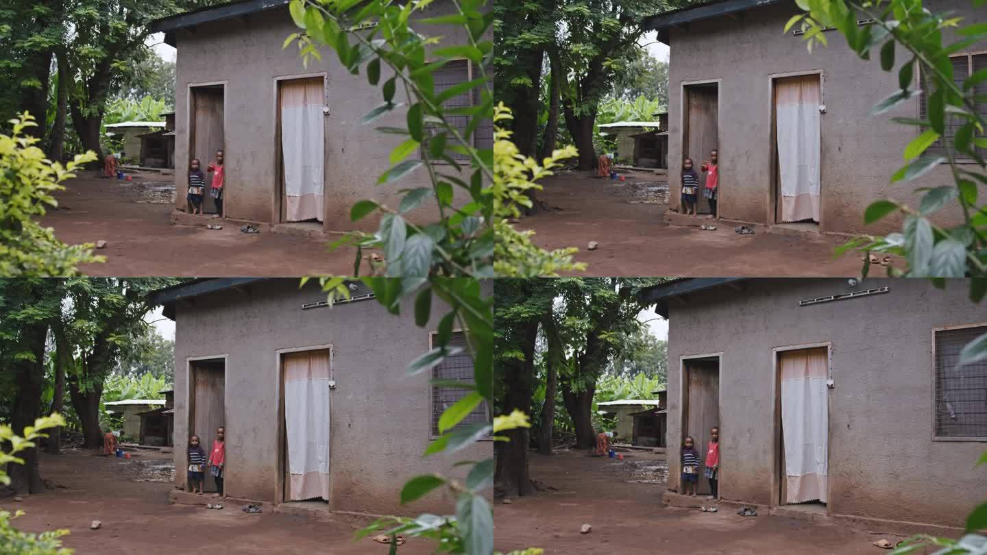 兄弟姐妹站在门口的慢镜头。兄弟姐妹在房子门口。他们在农村地区。农村黑人儿童代表美好未来的希望，呼吁团