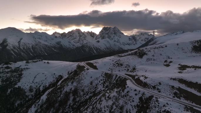 航拍雪山