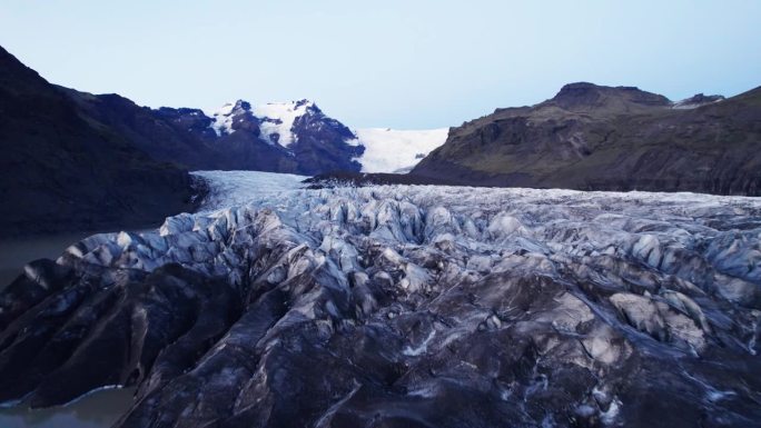 航拍:揭示冰川蜿蜒的路径与深裂缝和锯齿状的冰形成，气候变化对这个自然奇观的不断移动和转变的影响的证据
