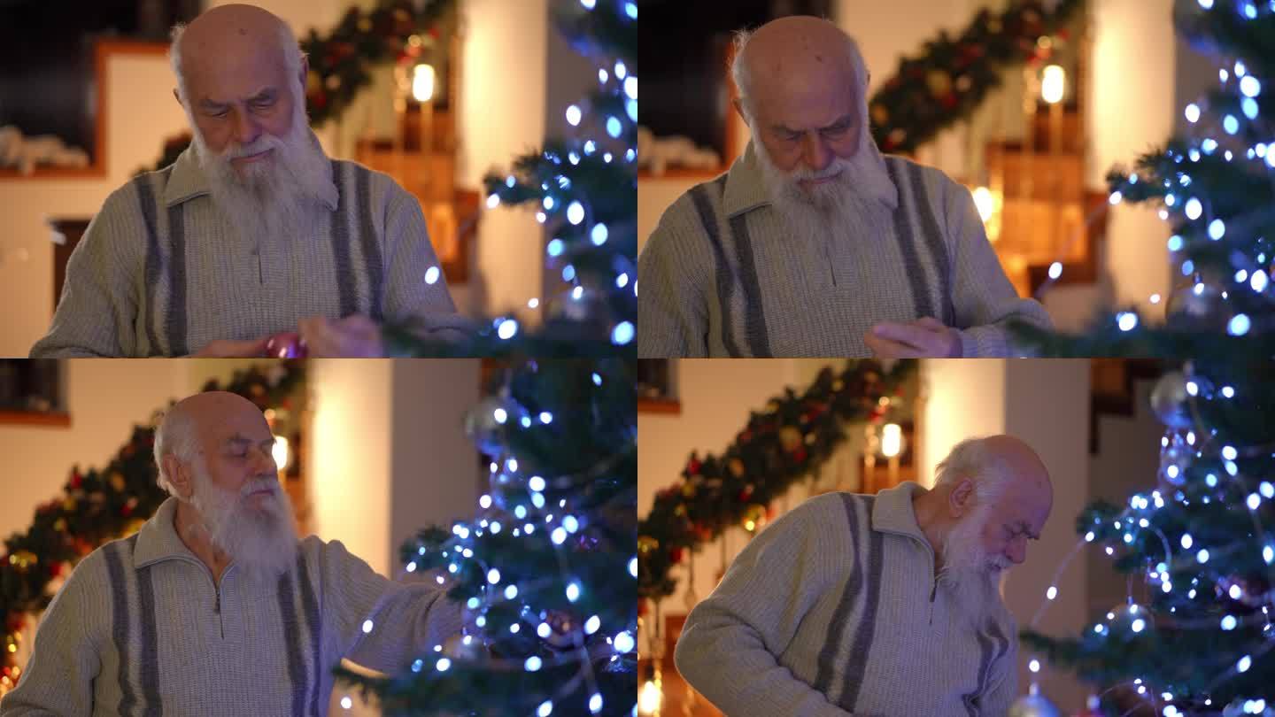 一位头发花白、留着胡子的老人装饰着家里的圣诞树。