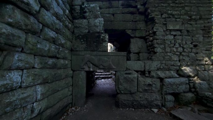 布特林特市考古遗址神秘石墙的古老回声，揭开了过去时代的神秘秘密