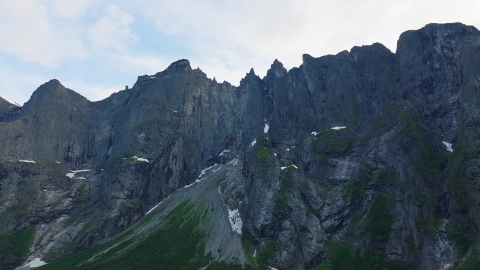 挪威Romsdal的陡峭悬挑岩石表面。空中