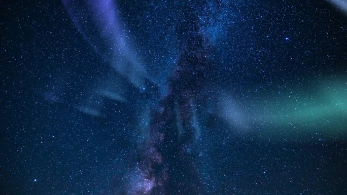 银河系和极光紫蓝环在东南天空