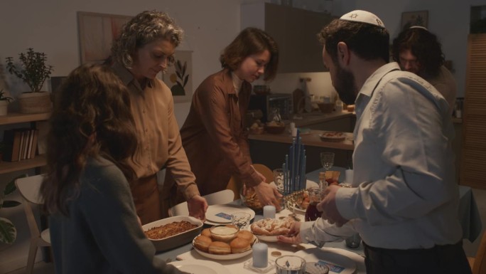 犹太五口之家一起准备光明节晚餐