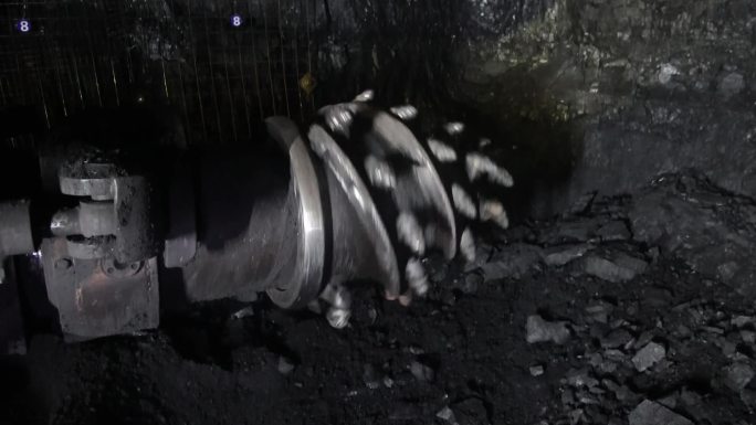 煤矿掘进机挖掘地下矿洞实拍