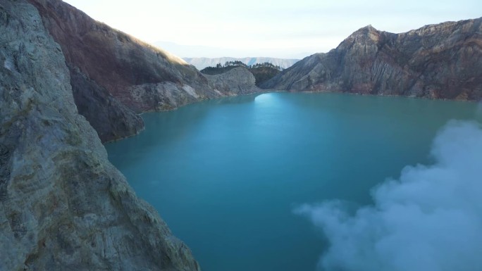 无人机拍摄的印尼爪哇卡瓦伊真火山口酸性湖泊