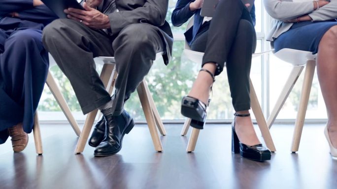 腿，商务人士和团体在办公室里排成一排进行面试，招聘或招聘。椅子，脚和公司的工作场所，男人和女人拿着科