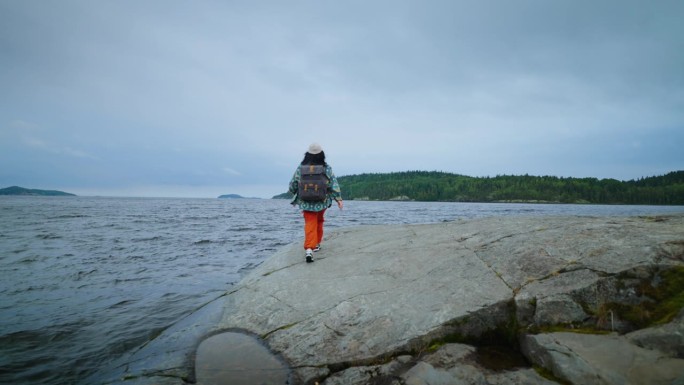 享受自由和自然，快乐的女游客漫步在美丽的湖岸，以下拍摄