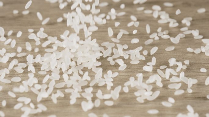 大米在木桌面上洒落 大米洒落到桌面