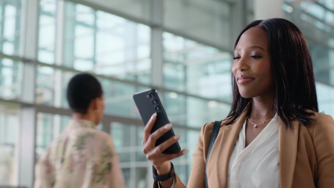 公司、大厅和商业领域的黑人女性，有手机，可以连接社交媒体，联系方式和短信。非洲人，雇员，对智能手机、