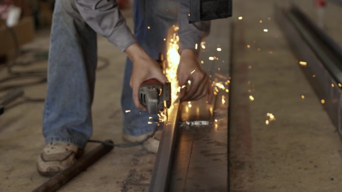 工人使用磨具加工金属材料。研磨加工工具使金属表面光滑。