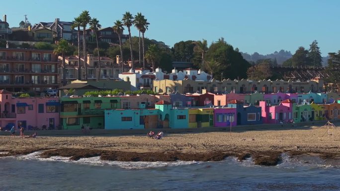 色彩缤纷的住宅区Capitola威尼斯法院在加利福尼亚海岸，美国。