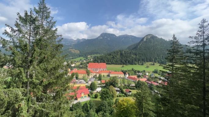 从塞默林周围的村庄在奥地利4K的顶部观看
