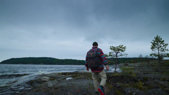 探索斯堪的纳维亚半岛，孤独的人在大自然中旅行，徒步旅行和背包在自然地标