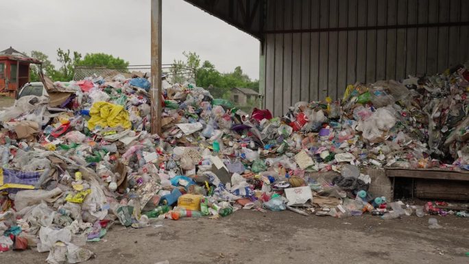 准备回收的塑料垃圾堆