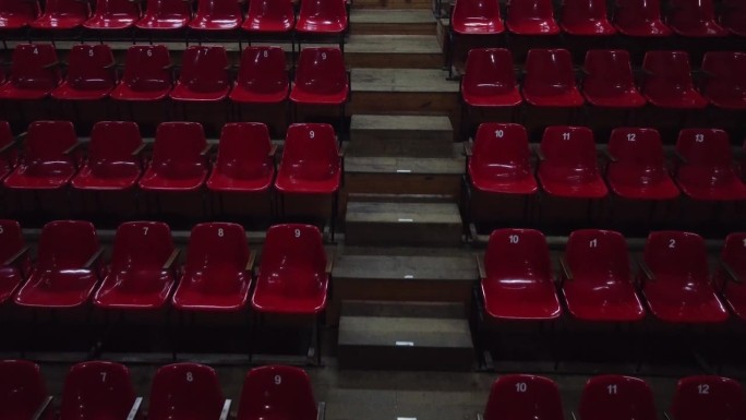 空荡荡的剧院大厅，没有观众的红色看台。反向无人机射击