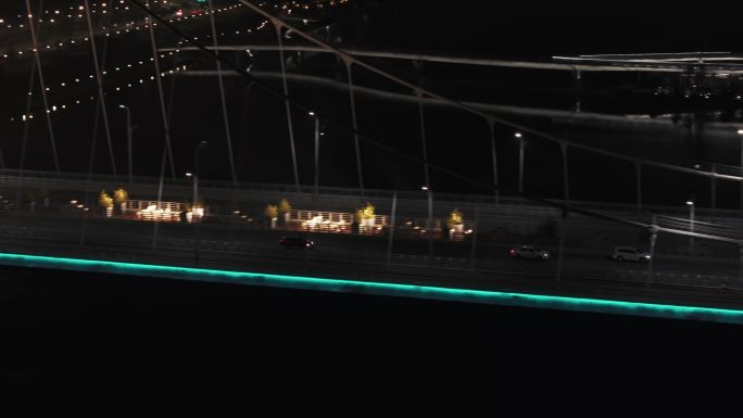 4k西安元朔大桥夜景跟拍行驶在桥上的车流