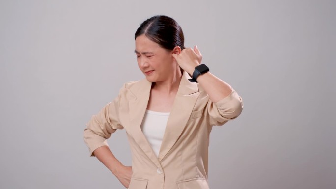 亚洲女人耳朵发痒，把手指伸进耳朵里，孤立地站在白色背景上。