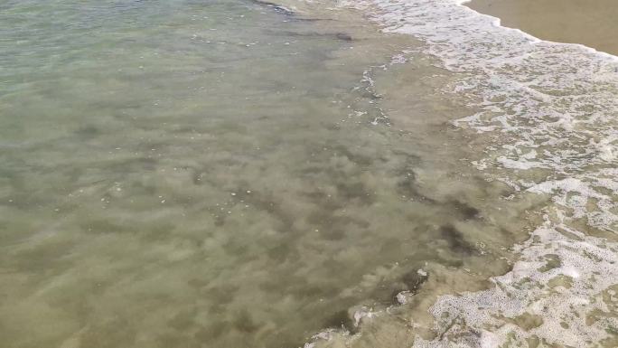 浪花溅水海浪声飞溅海滩海水浪花拍打沙滩