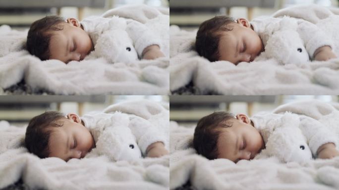 平静，可爱和婴儿睡在毯子上与泰迪熊安慰在家里的客厅。梦，放松和甜蜜的女孩婴儿午睡休息在一个现代住宅的