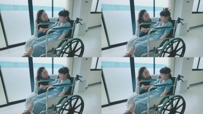 母亲为轮椅上受伤的孩子欢呼。