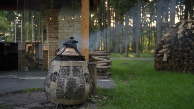 现代陶瓷柴火tandoor户外厨房。