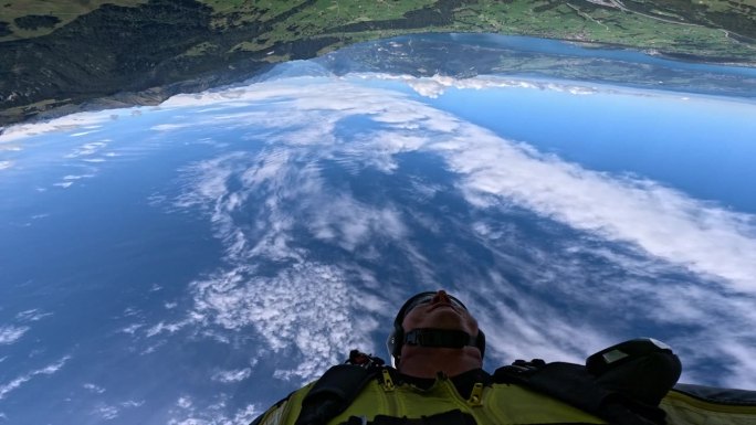 翼装飞行员在瑞士山区上空翱翔