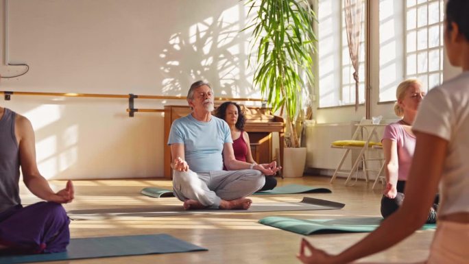运动中的冥想:一位老年人的瑜伽练习